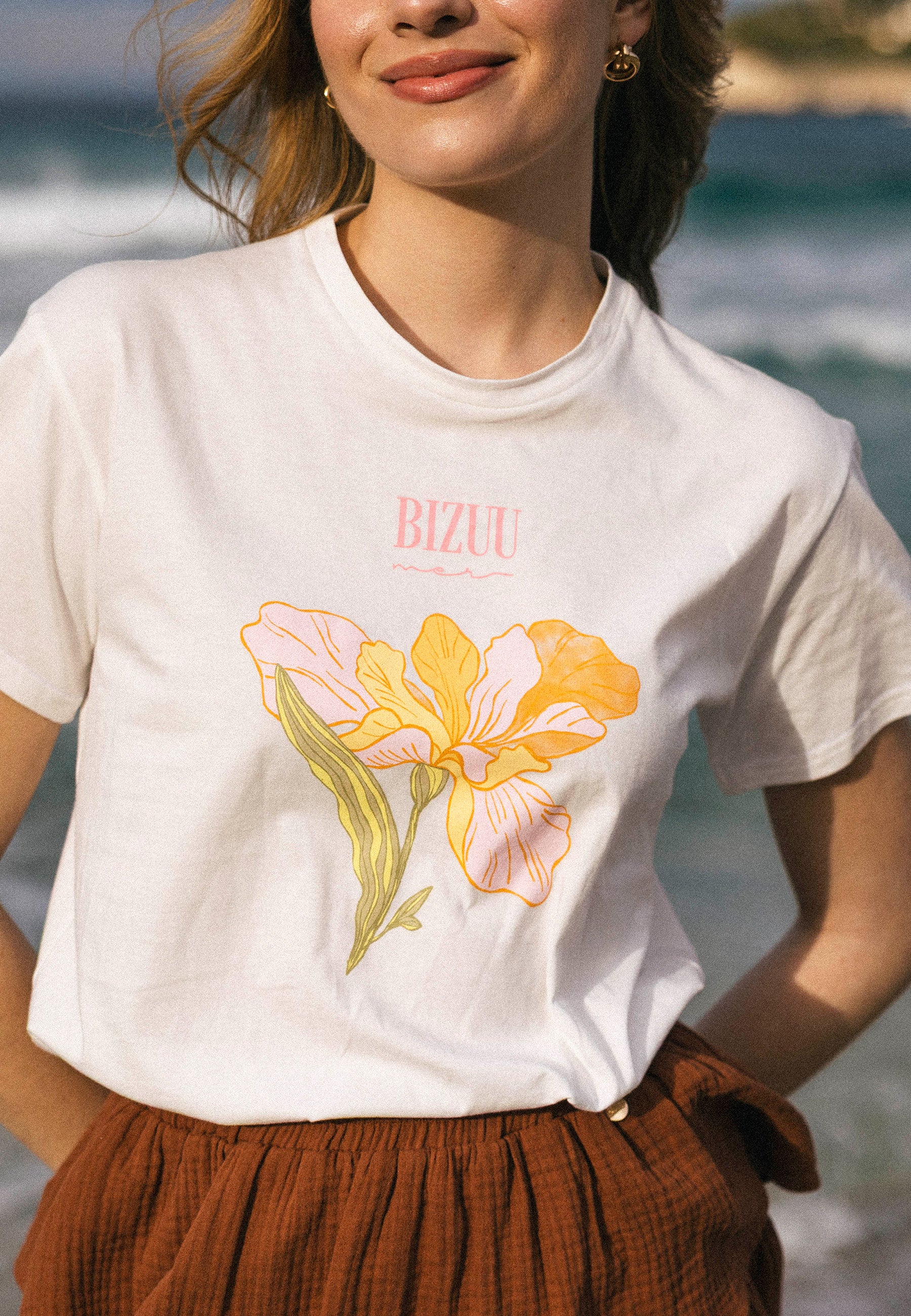 Bawełniany t-shirt z autorskim nadrukiem TISHAL kremowy - Image 3