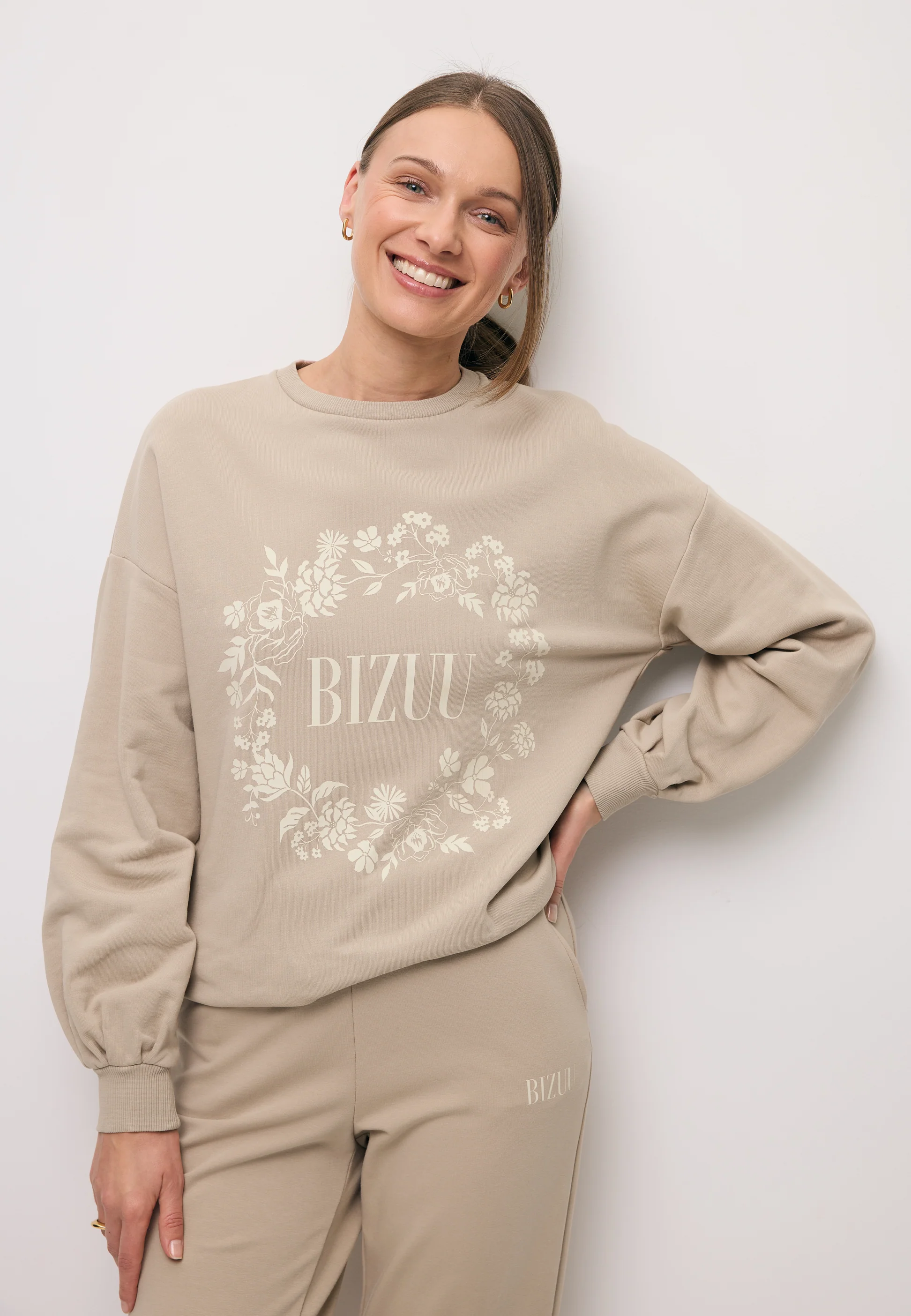 Beżowa bluza oversize z kwiatową aplikacją ORISA - Image 6