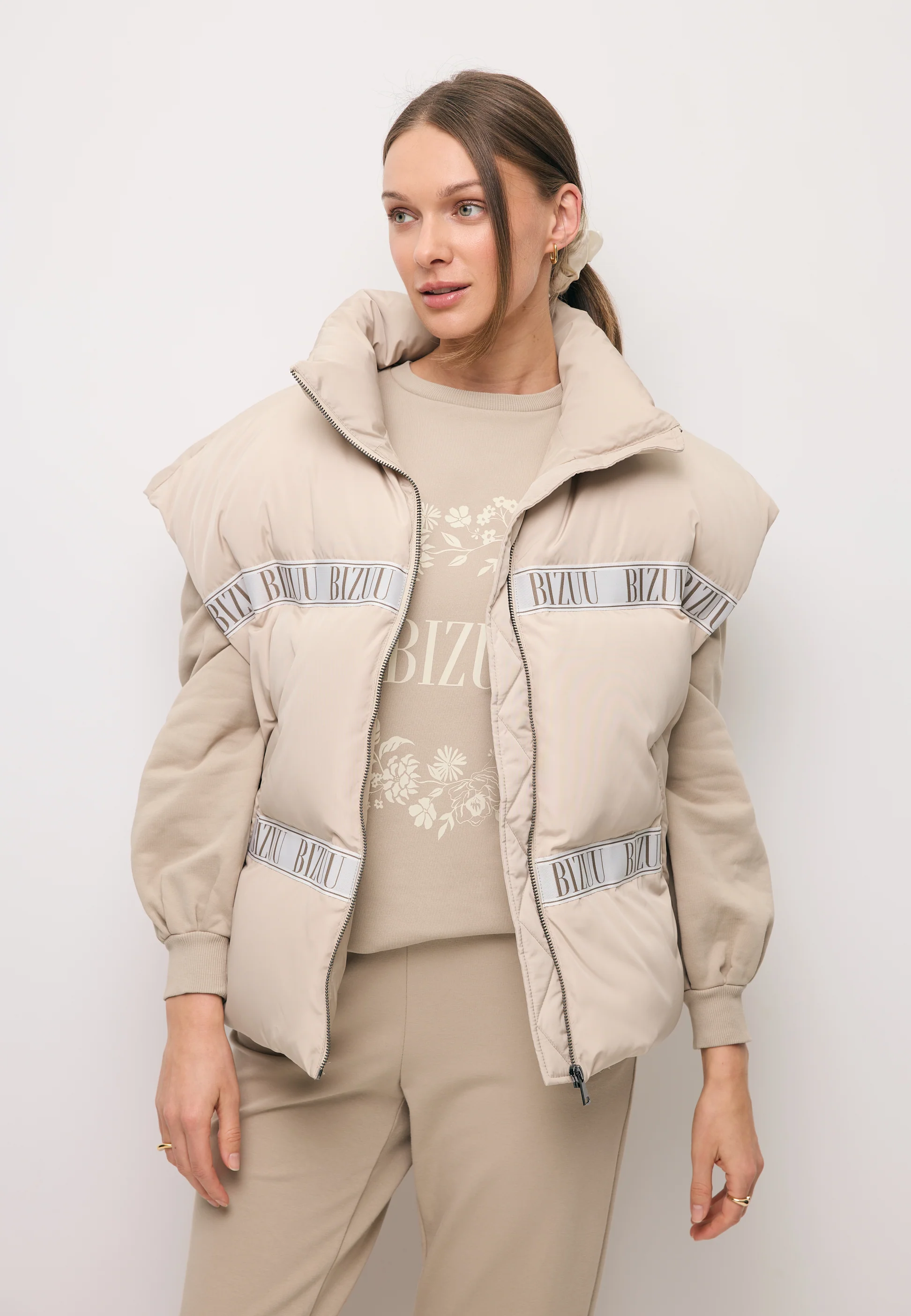 Beżowa bluza oversize z kwiatową aplikacją ORISA - Image 7
