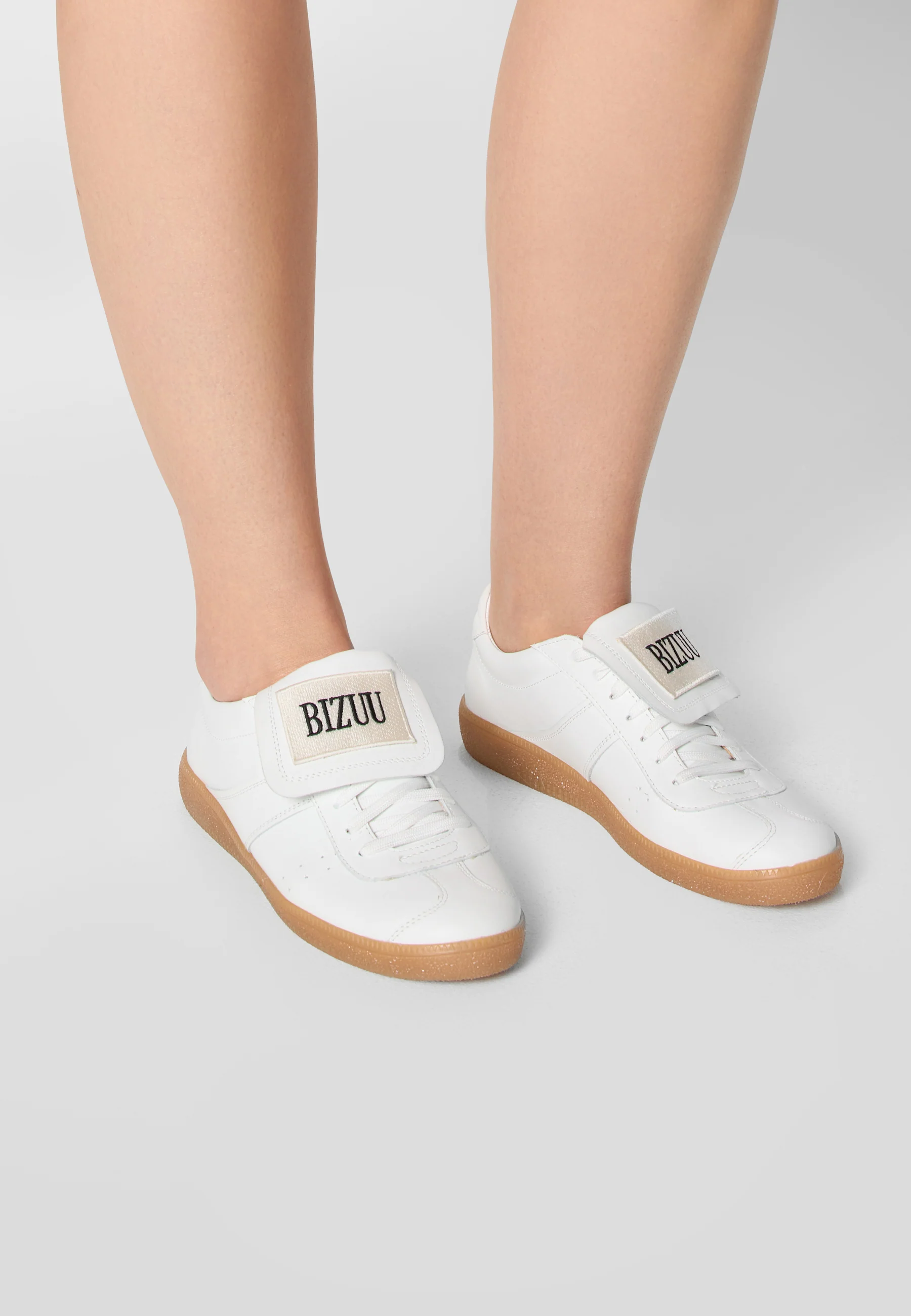 Białe sneakersy damskie MOBBY - Image 3