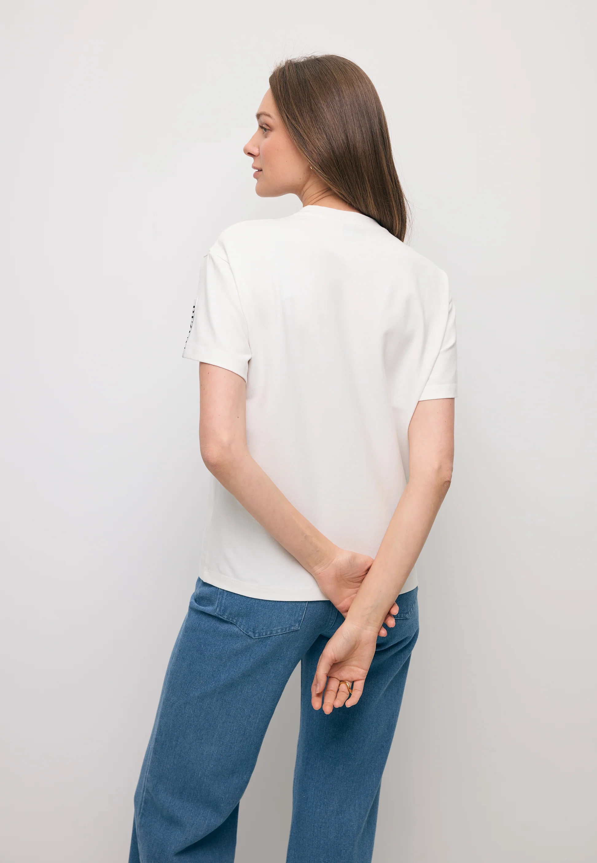 Biały klasyczny t-shirt FOKIA - Image 6