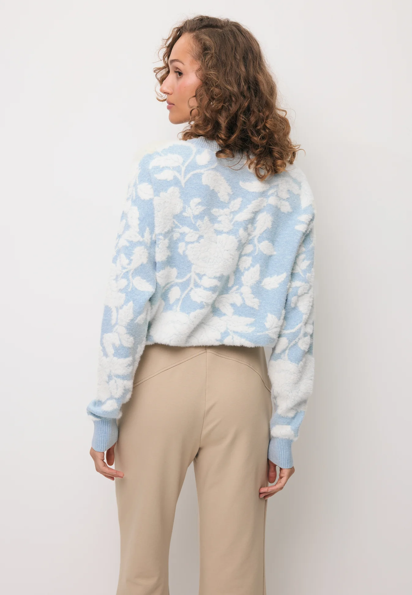 Błękitny sweter w kwiatowy wzór CANELLO - Image 7