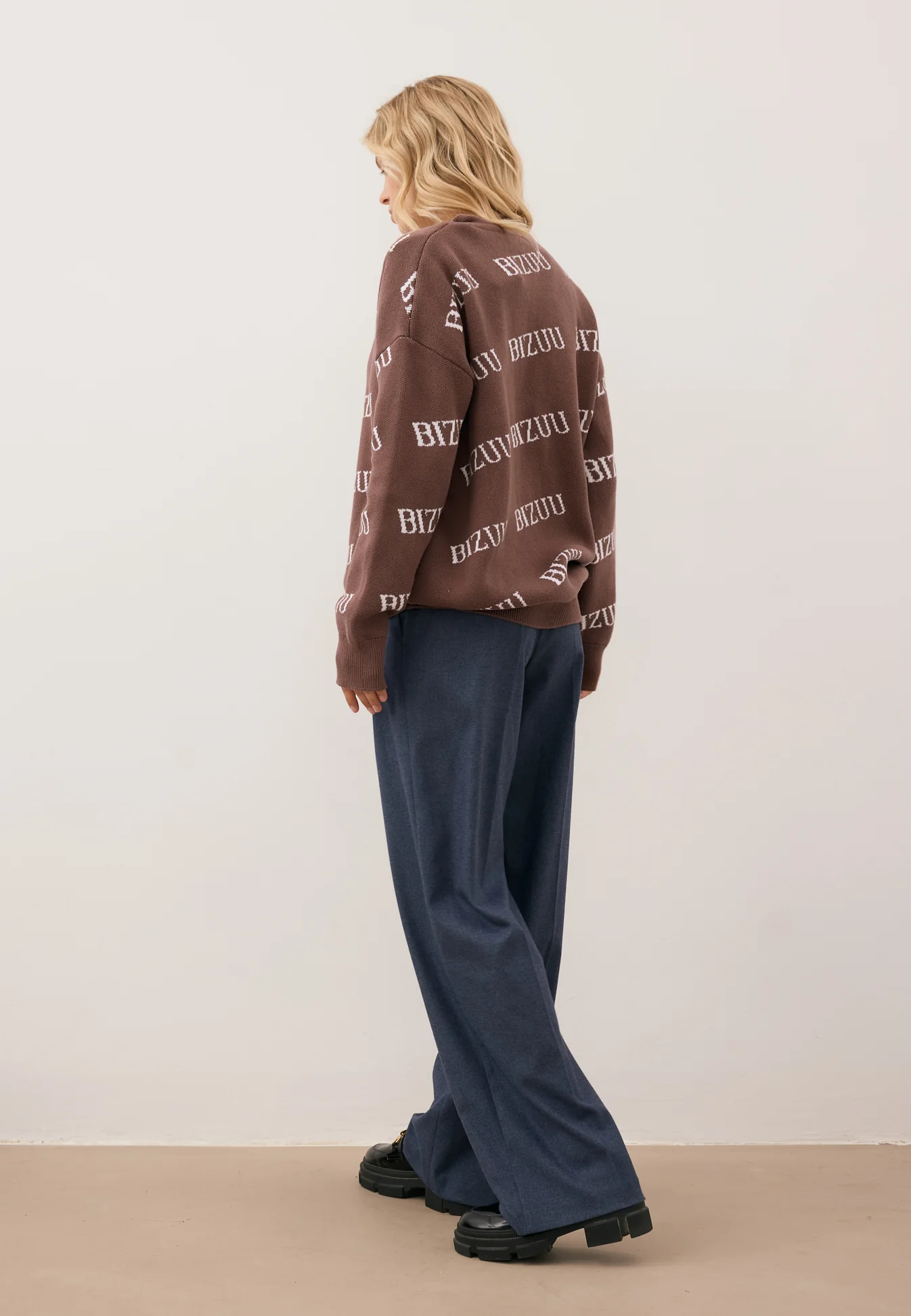 Brązowy kardigan oversize zapinany na guziki KYLE - Image 6