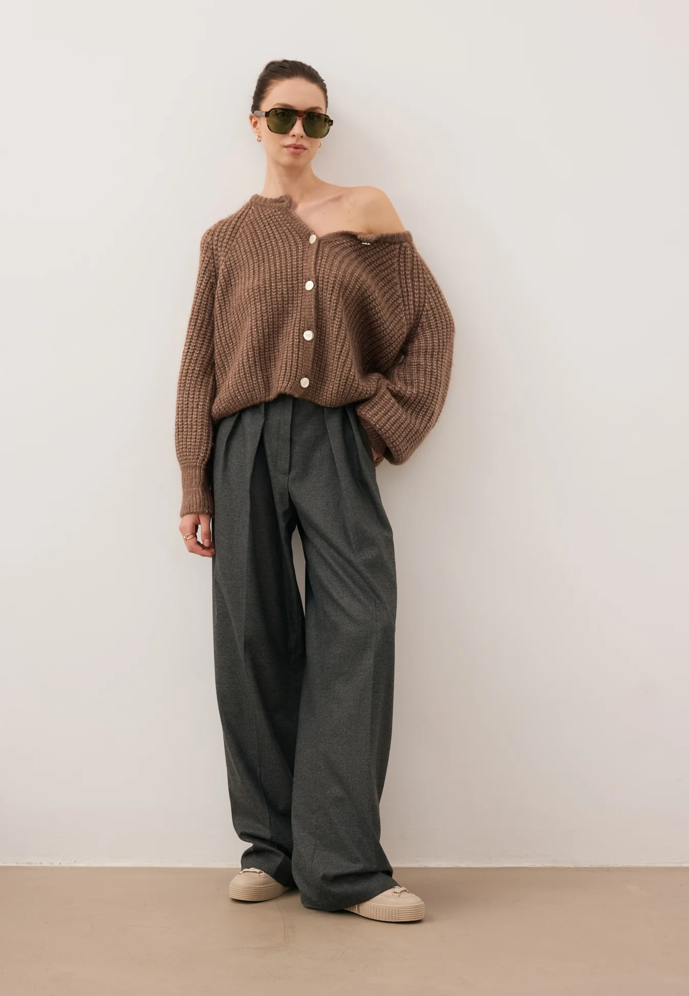 Brązowy sweter z logowanymi guzikami ORNAMY - Image 6