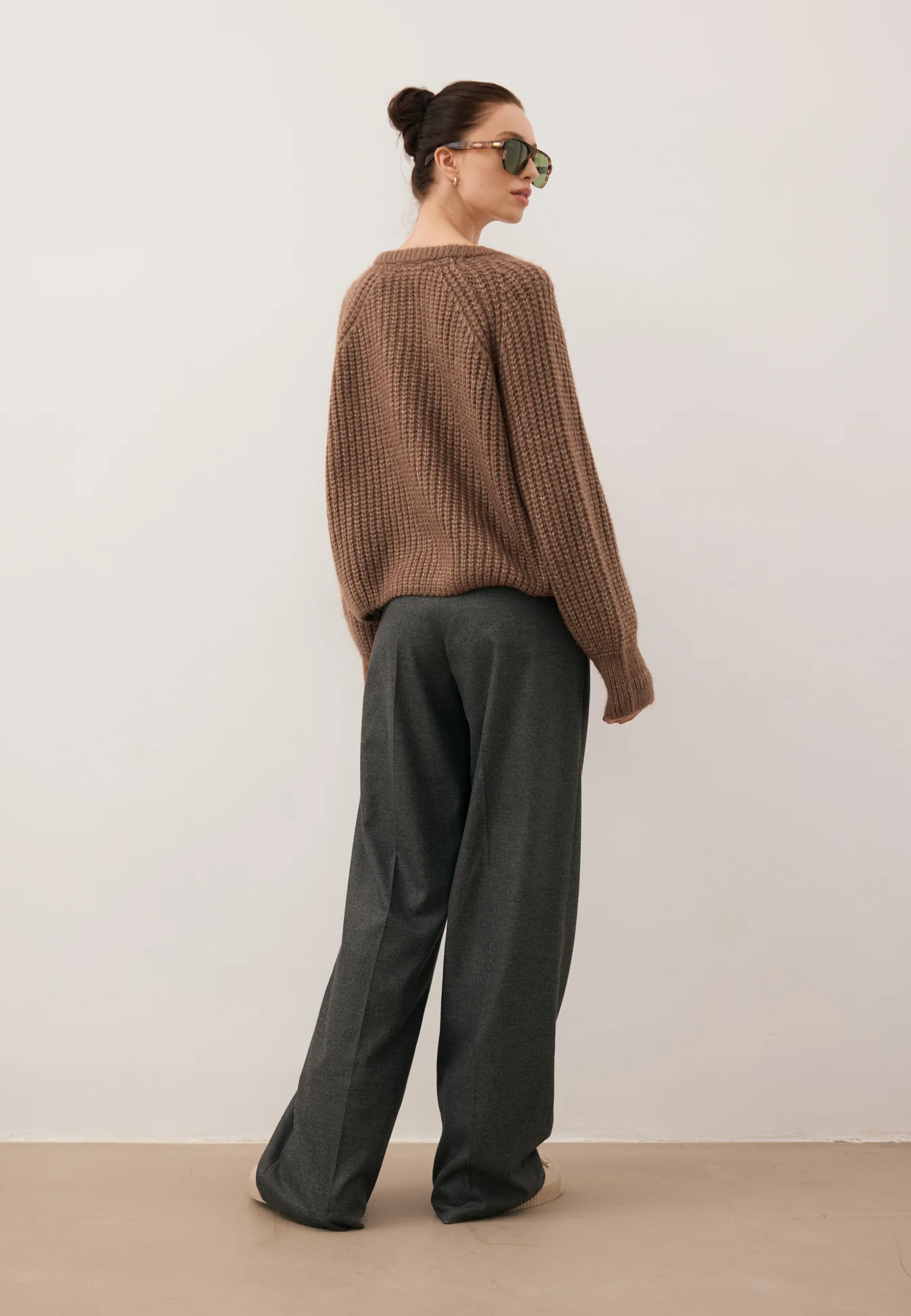 Brązowy sweter z logowanymi guzikami ORNAMY - Image 7