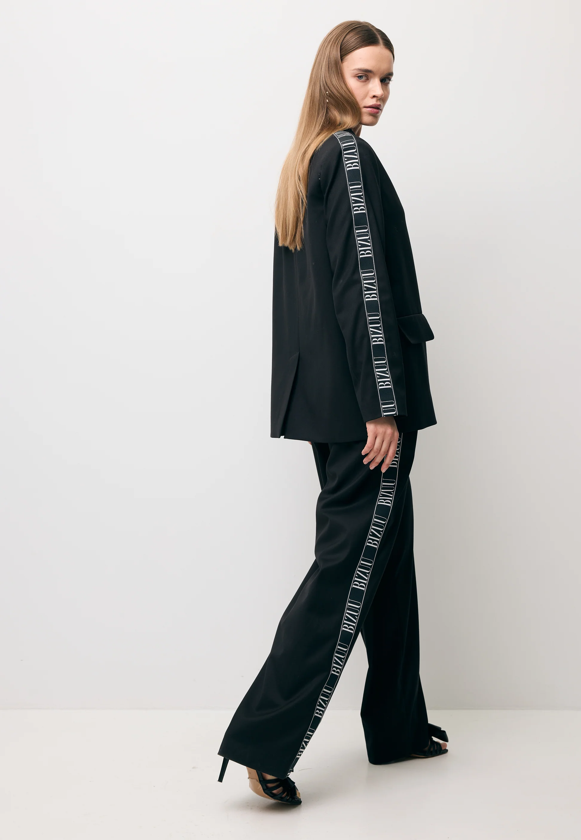 Czarna marynarka oversize z lampasem VANDA - Image 7