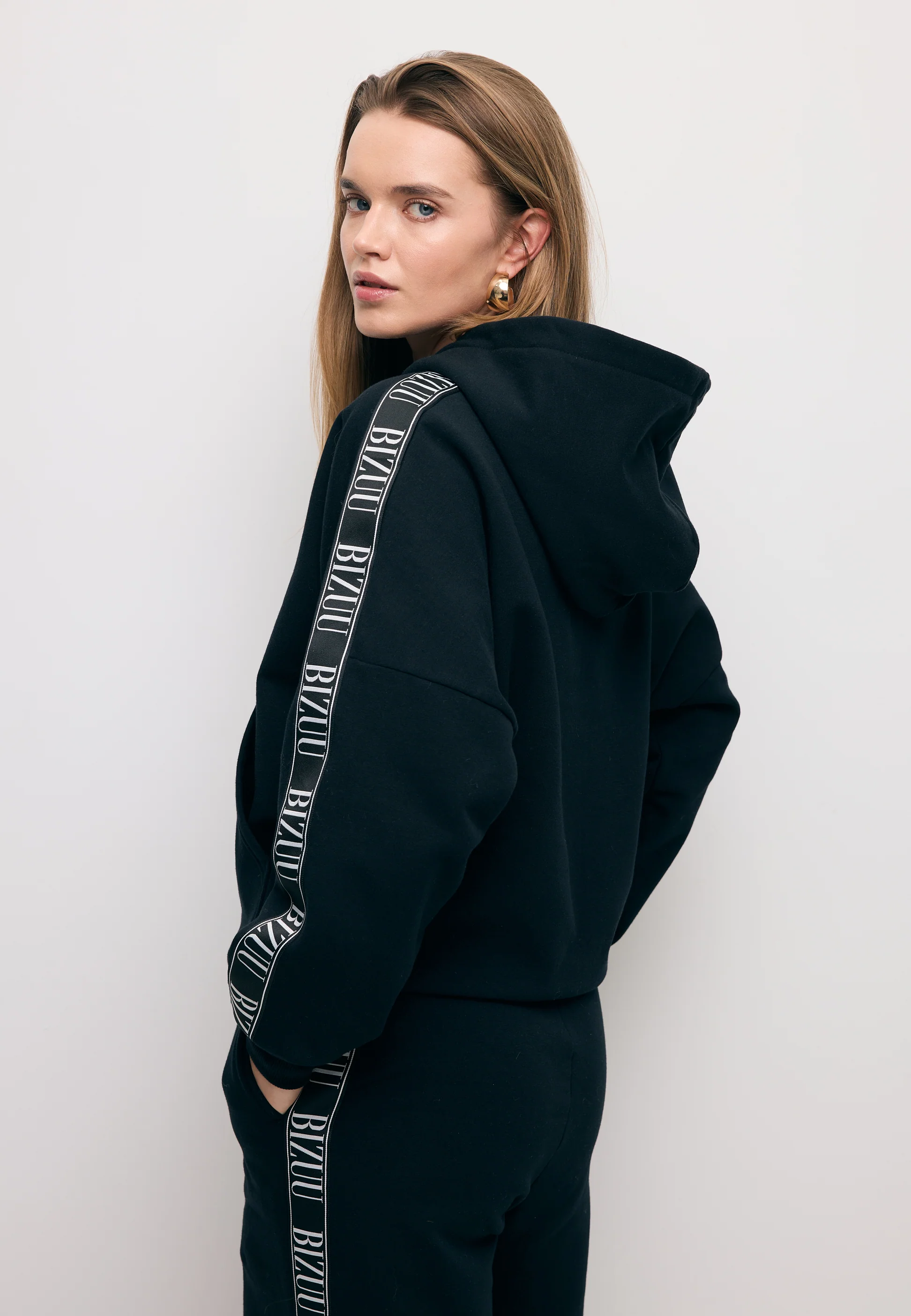 Czarna oversizowa bluza z kapturem i logowaną taśmą MAYRA - Image 7