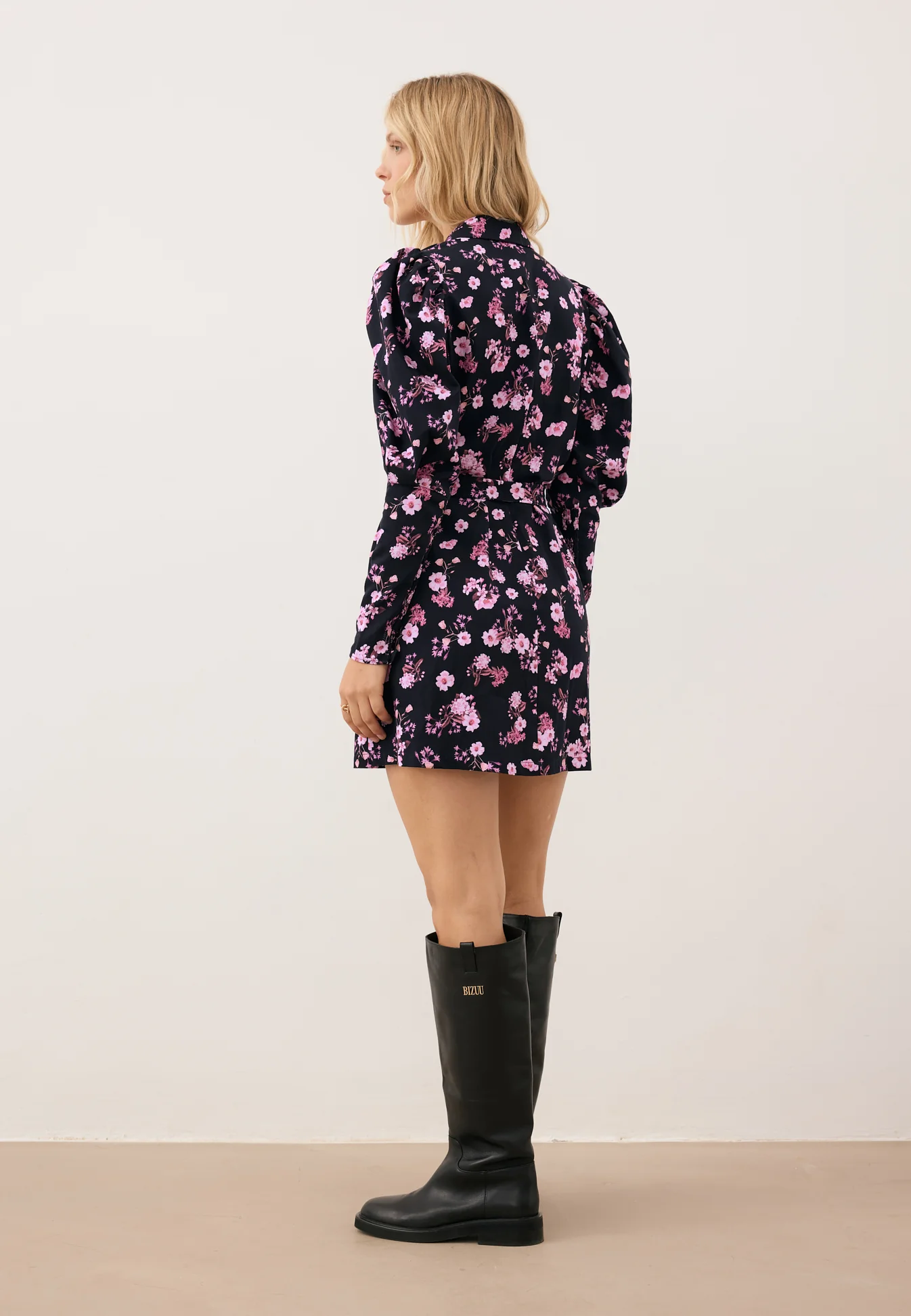 Czarna sukienka mini w kwiatowy print GEORGINA - Image 6