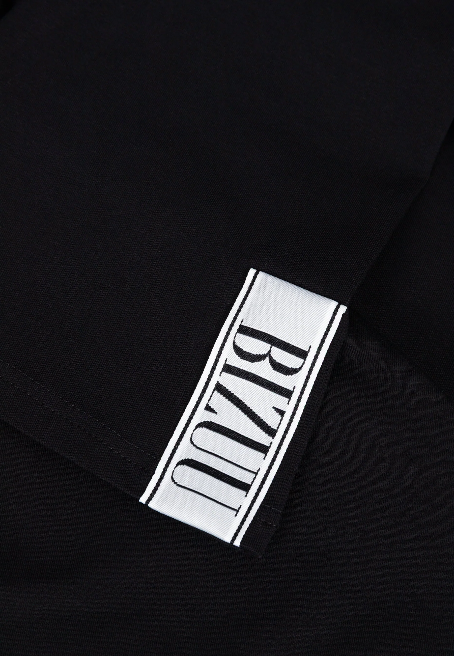 Czarny longsleeve z rozszerzonym rękawem BELUNNA - Image 5