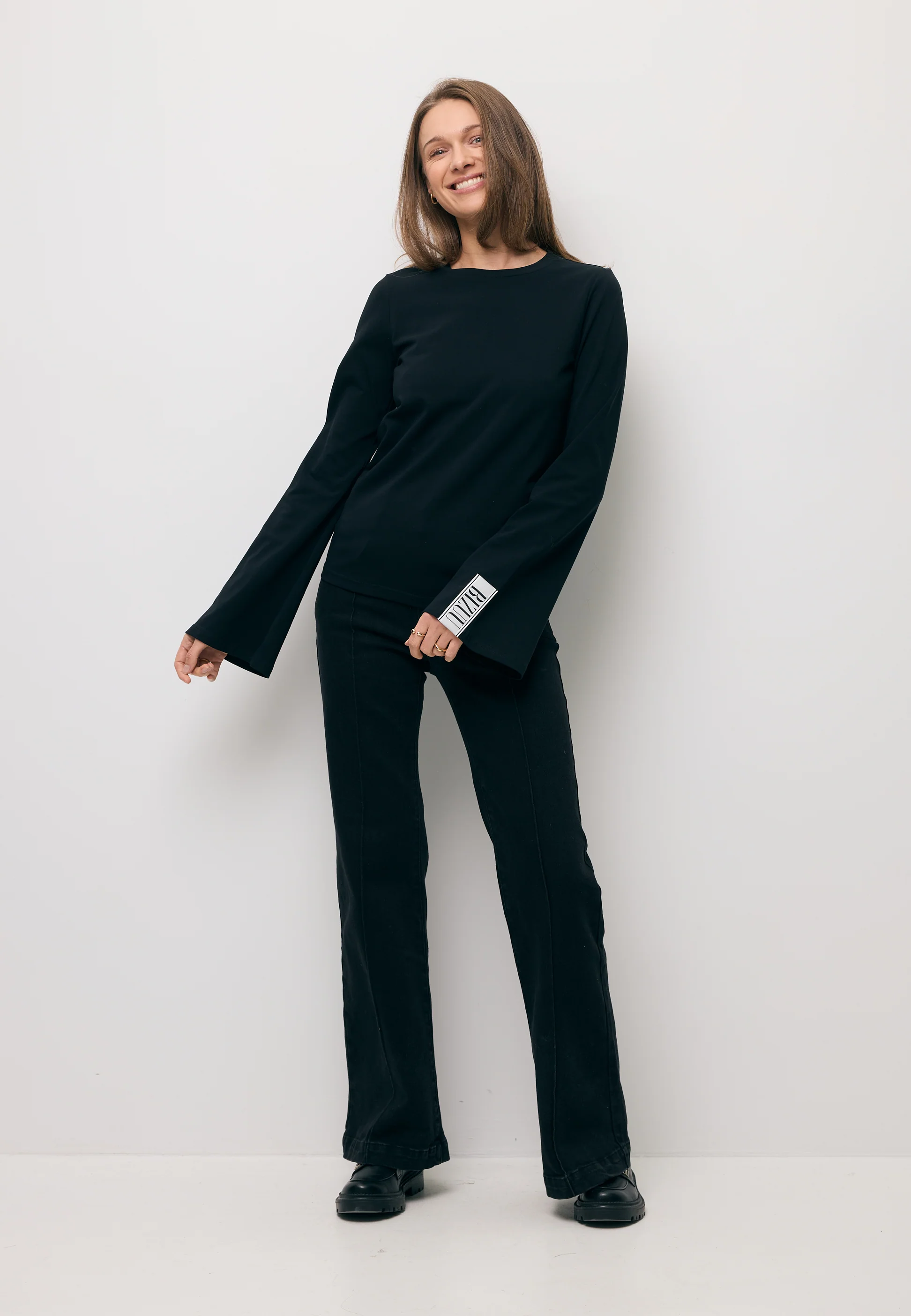 Czarny longsleeve z rozszerzonym rękawem BELUNNA - Image 6