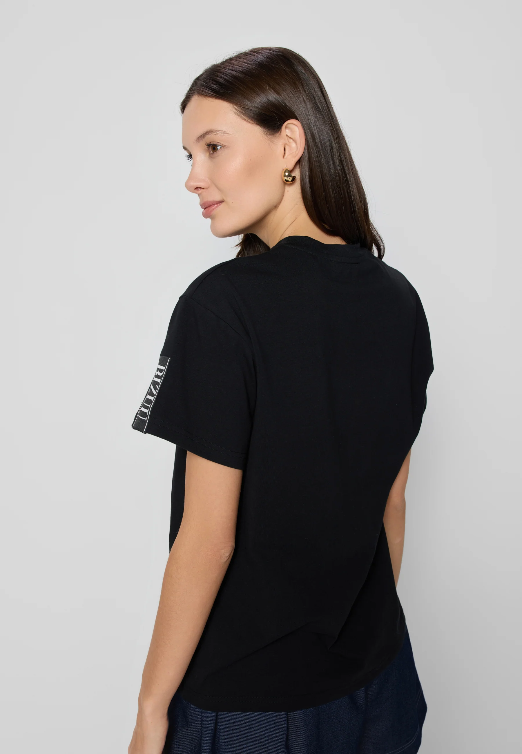 Czarny t-shirt z logo na rękawie TISHAM - Image 7