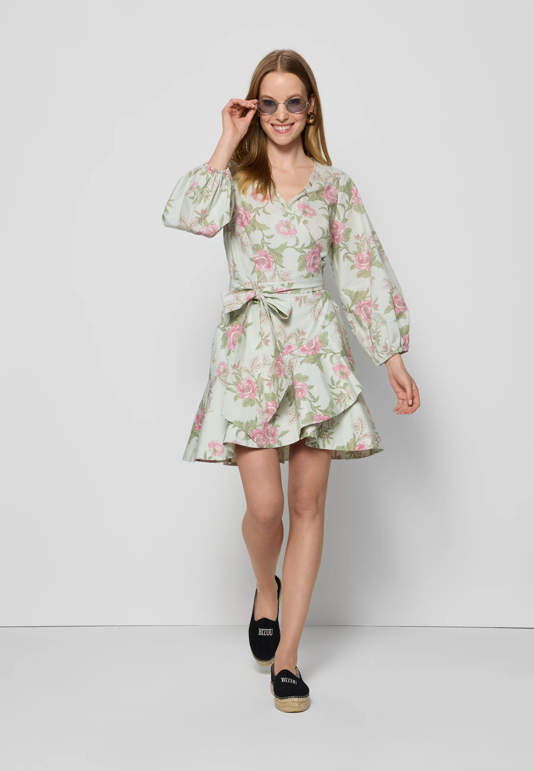 Kopertowa sukienka mini w autorski print AMBROSIA zielona - Image 7