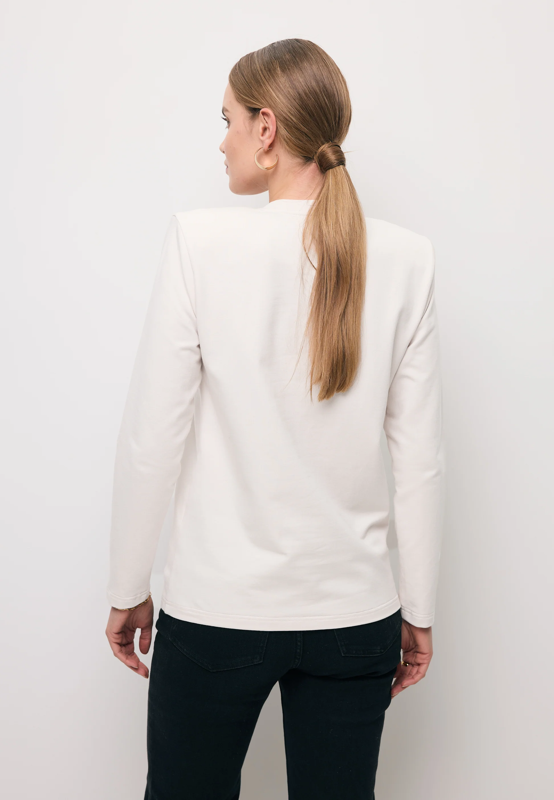 Kremowy longsleeve z poduszkami na ramionach MELISSANDRA - Image 6