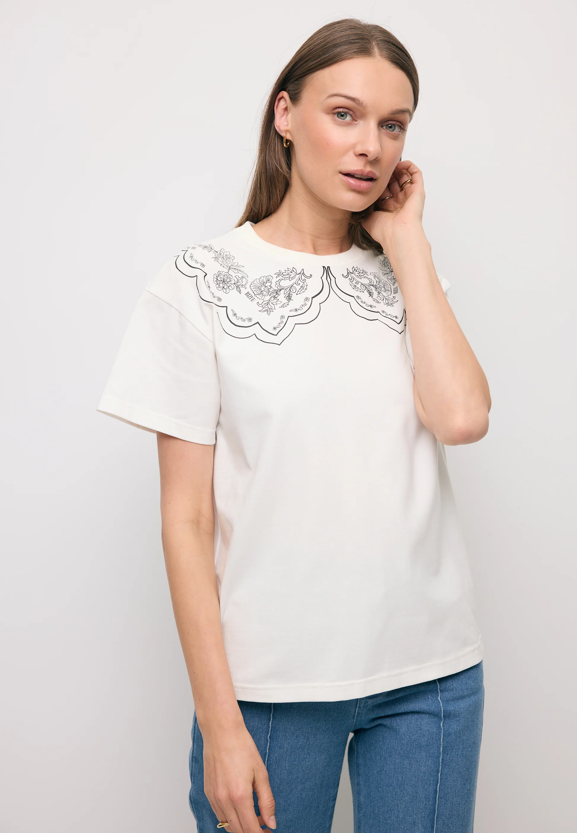 Kremowy t-shirt damski z nadrukowanym kołnierzem COLLARY - Image 6