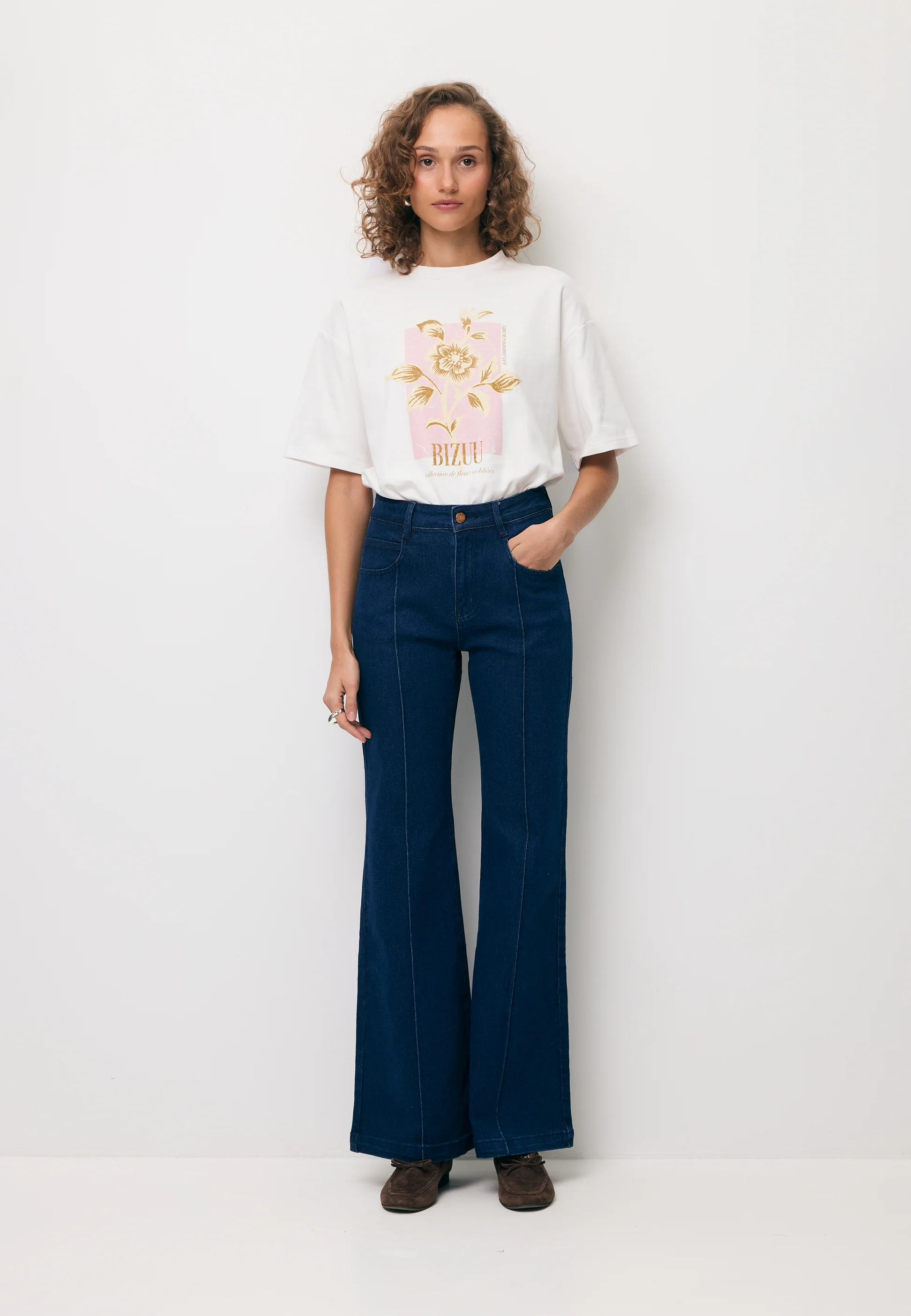 Kremowy T-shirt oversize z grafiką VIORA - Image 6