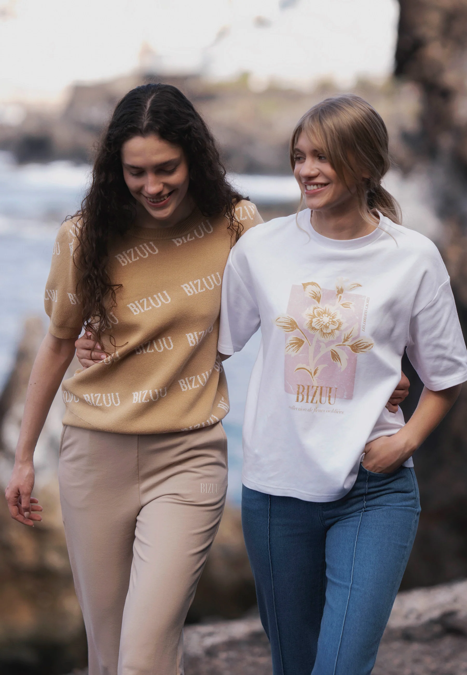 Kremowy T-shirt oversize z grafiką VIORA - Image 7