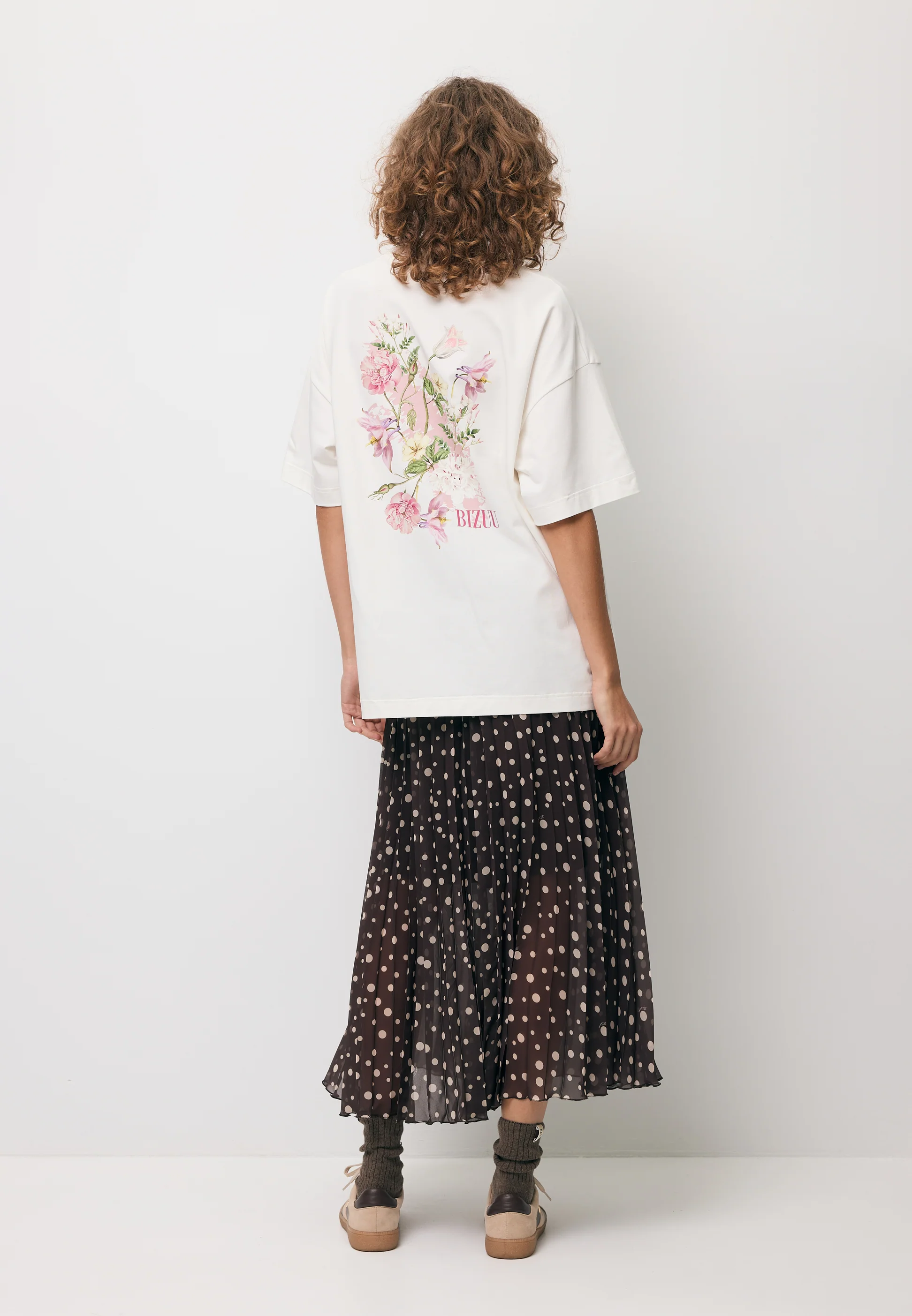 Kremowy T-shirt oversize z nadrukiem na plecach RIONA - Image 8