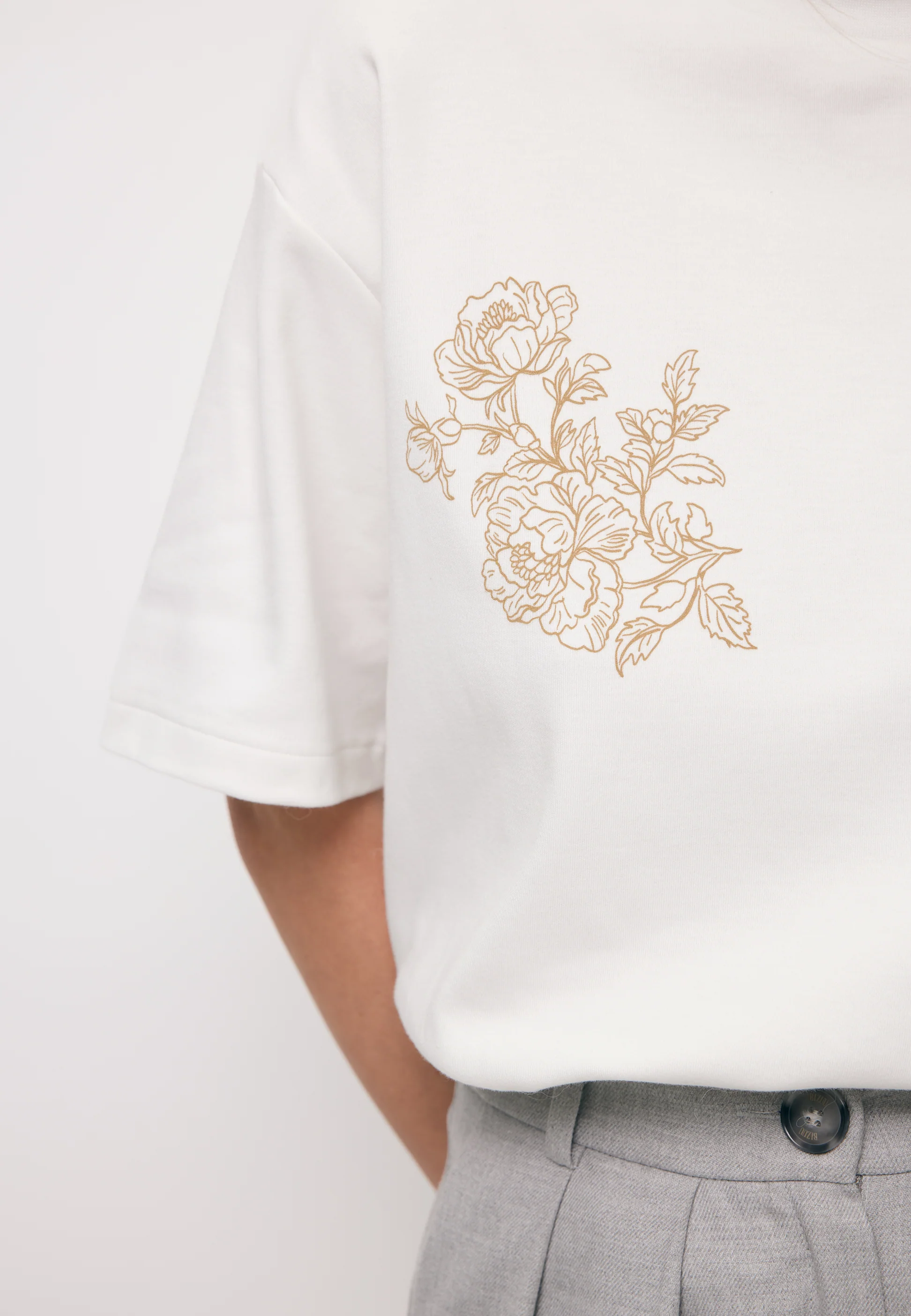 Kremowy T-shirt z autorską grafiką FANYA - Image 6