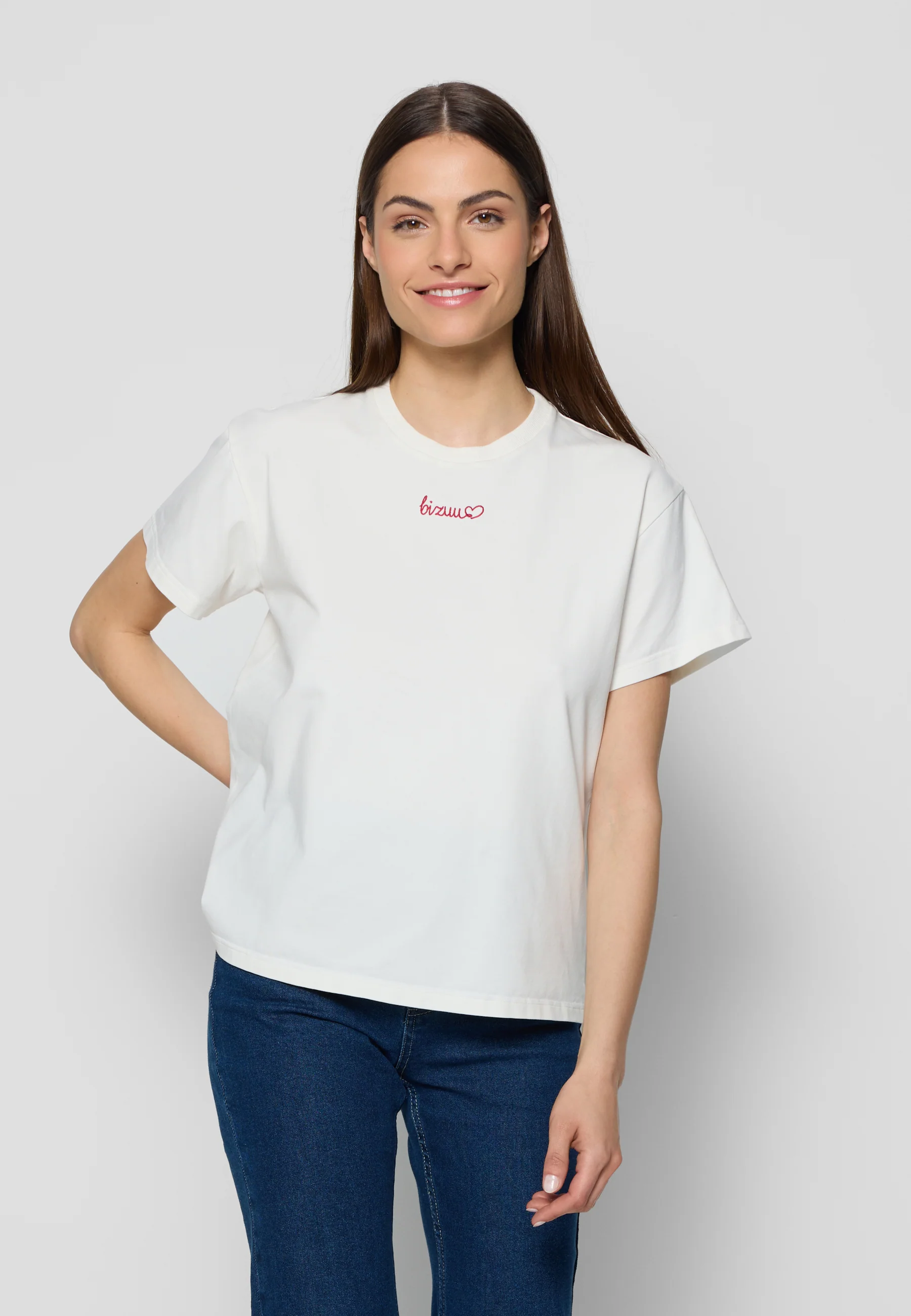 Kremowy t-shirt z haftem bizuu SEYA - Image 6