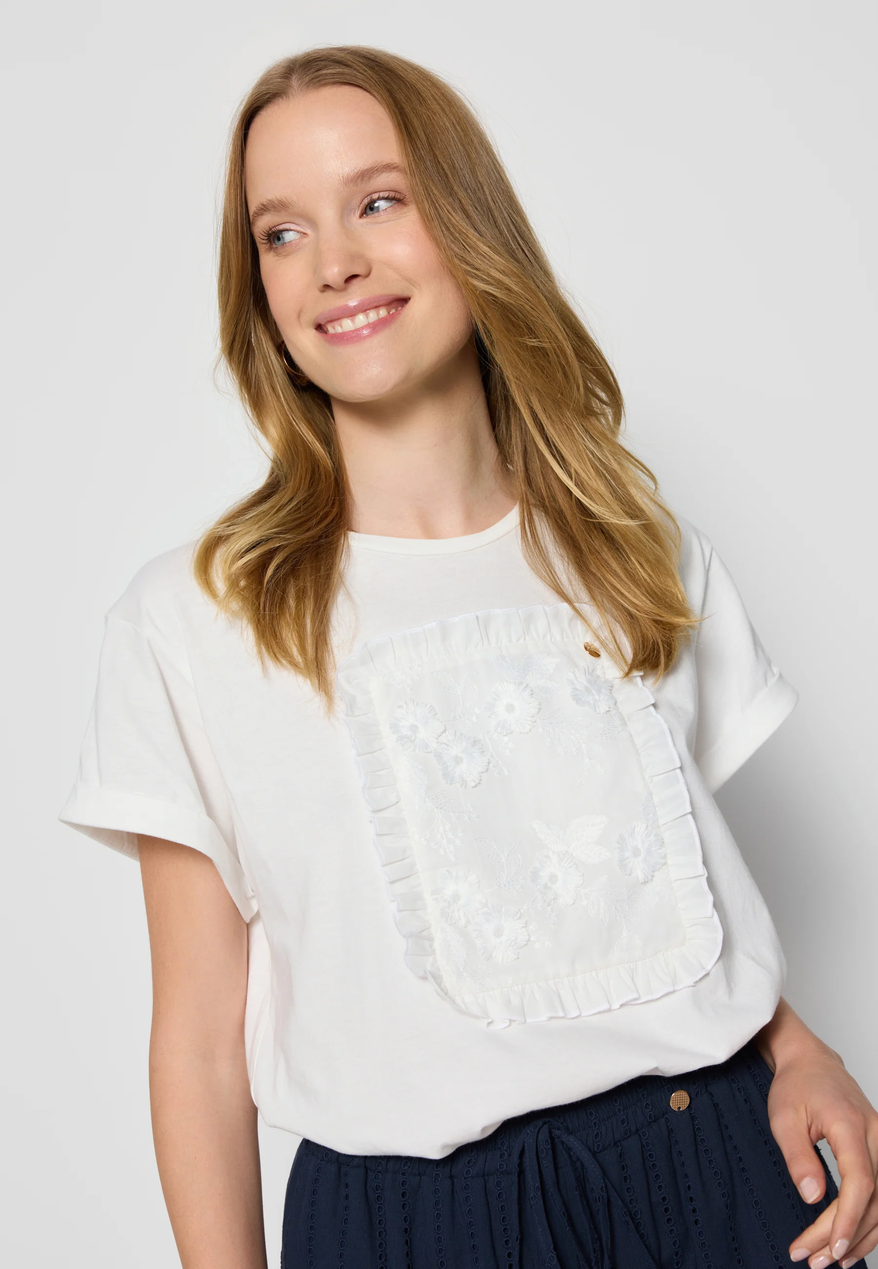 Kremowy T-shirt z haftowanymi kwiatami MIRADO - Image 6