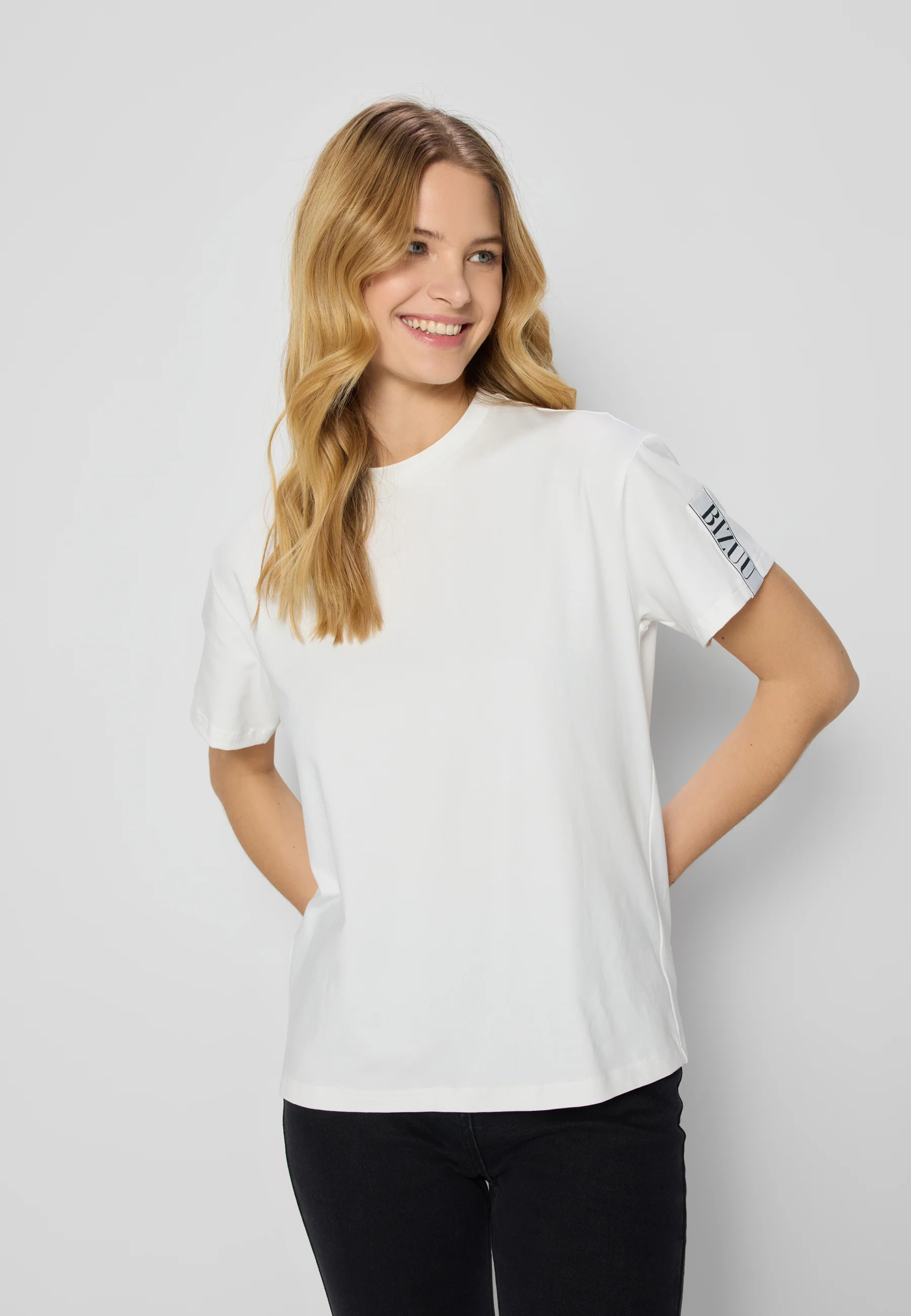 Kremowy t-shirt z logo na rękawie TISHAM - Image 6