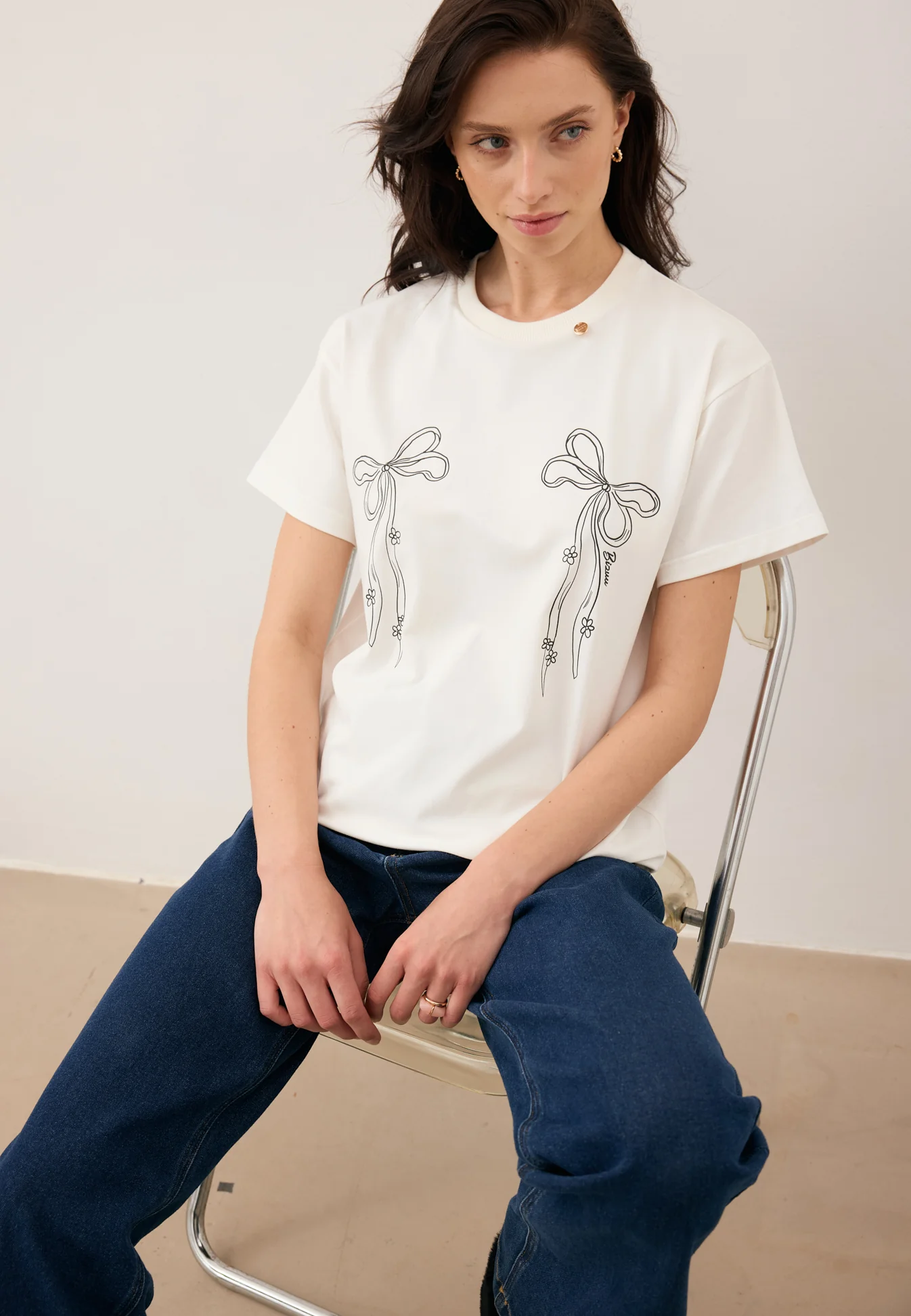 Kremowy T-shirt z nadrukiem w kształcie kokardek BOW - Image 2