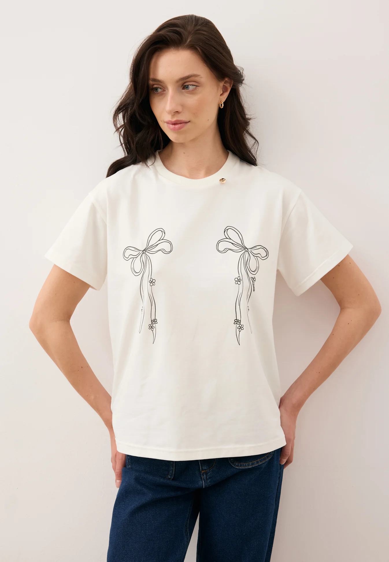Kremowy T-shirt z nadrukiem w kształcie kokardek BOW - Image 6