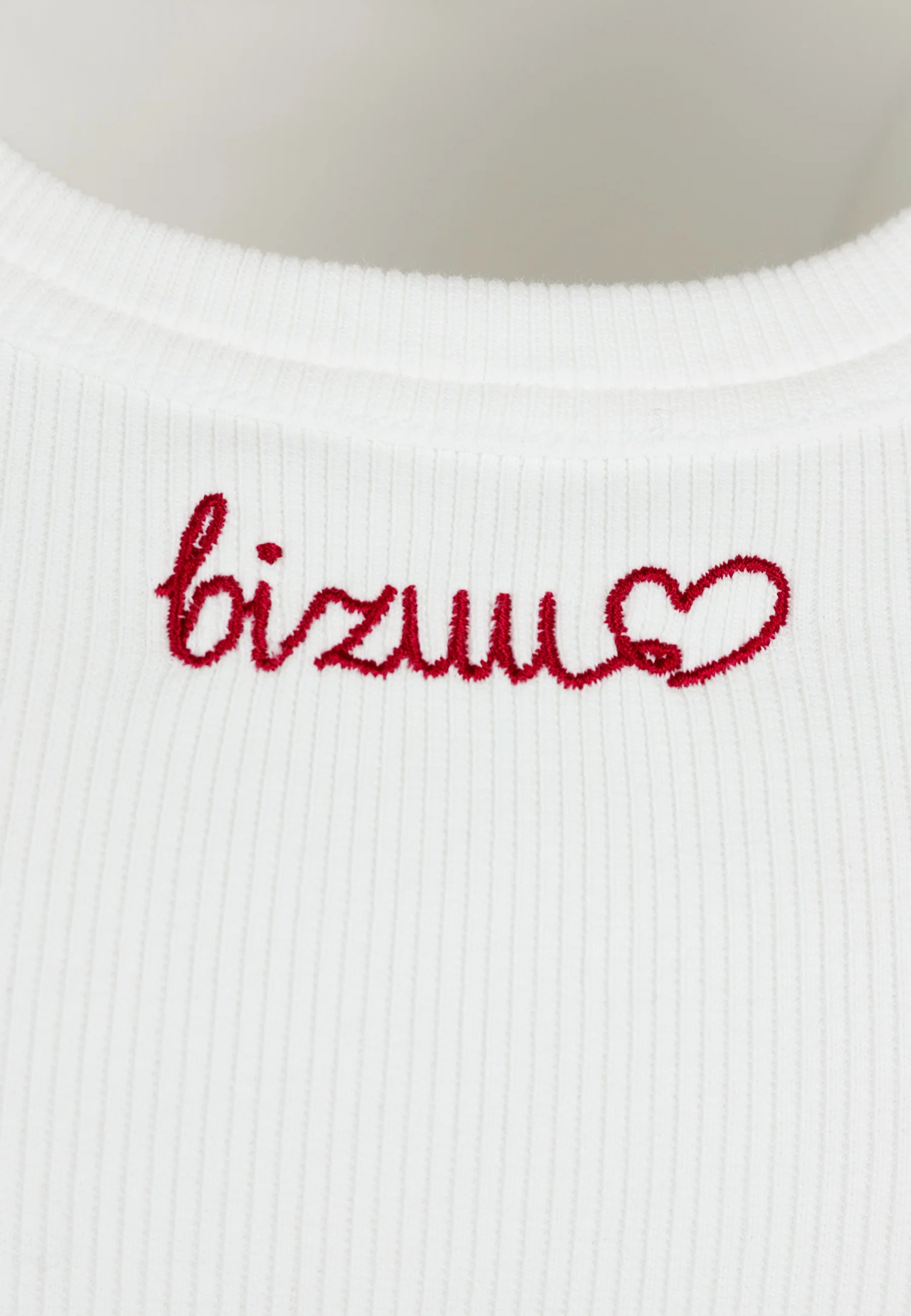 Kremowy top z haftem bizuu LOVIE - Image 5