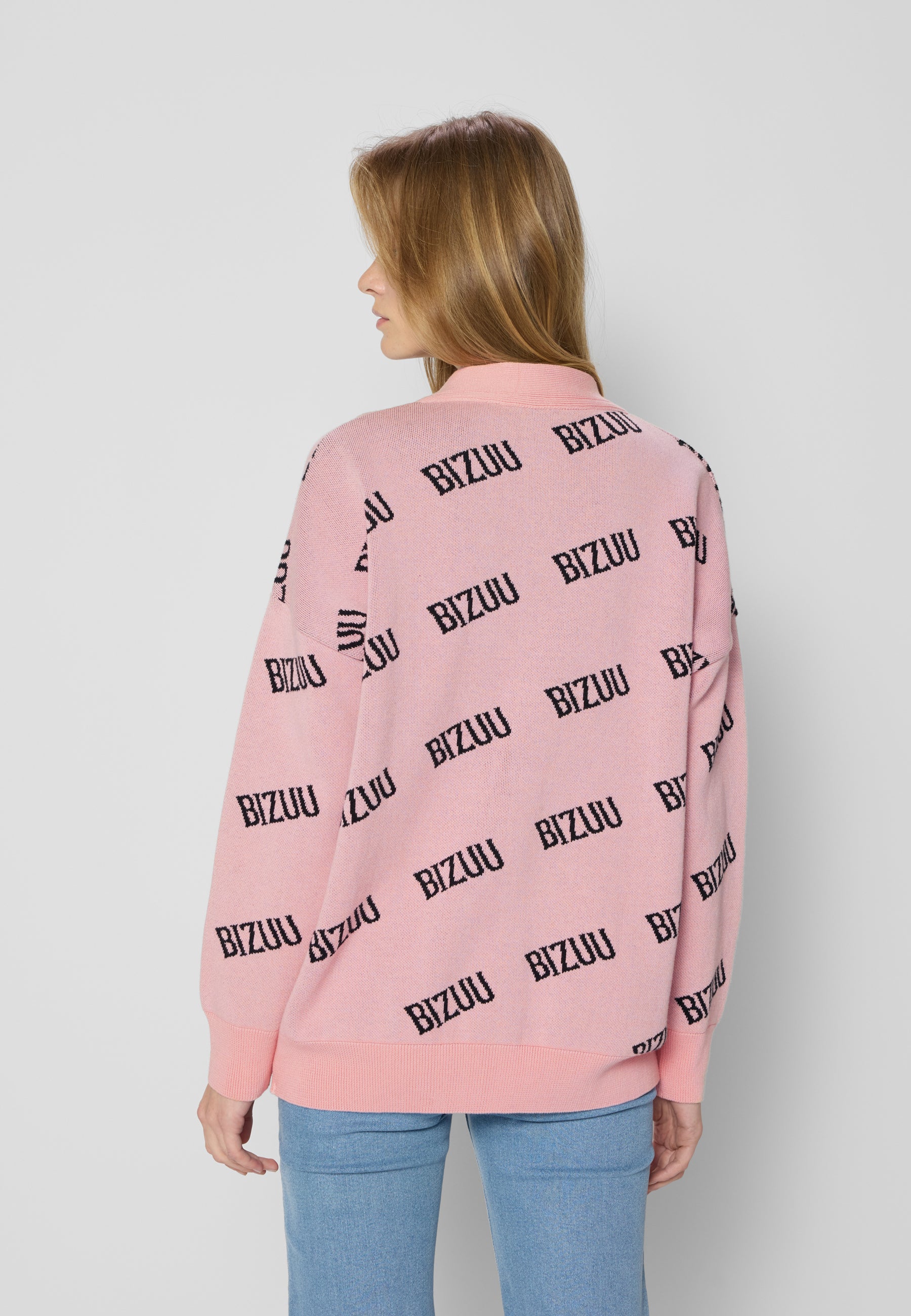 Różowy kardigan oversize zapinany na guziki KYLE - Image 6