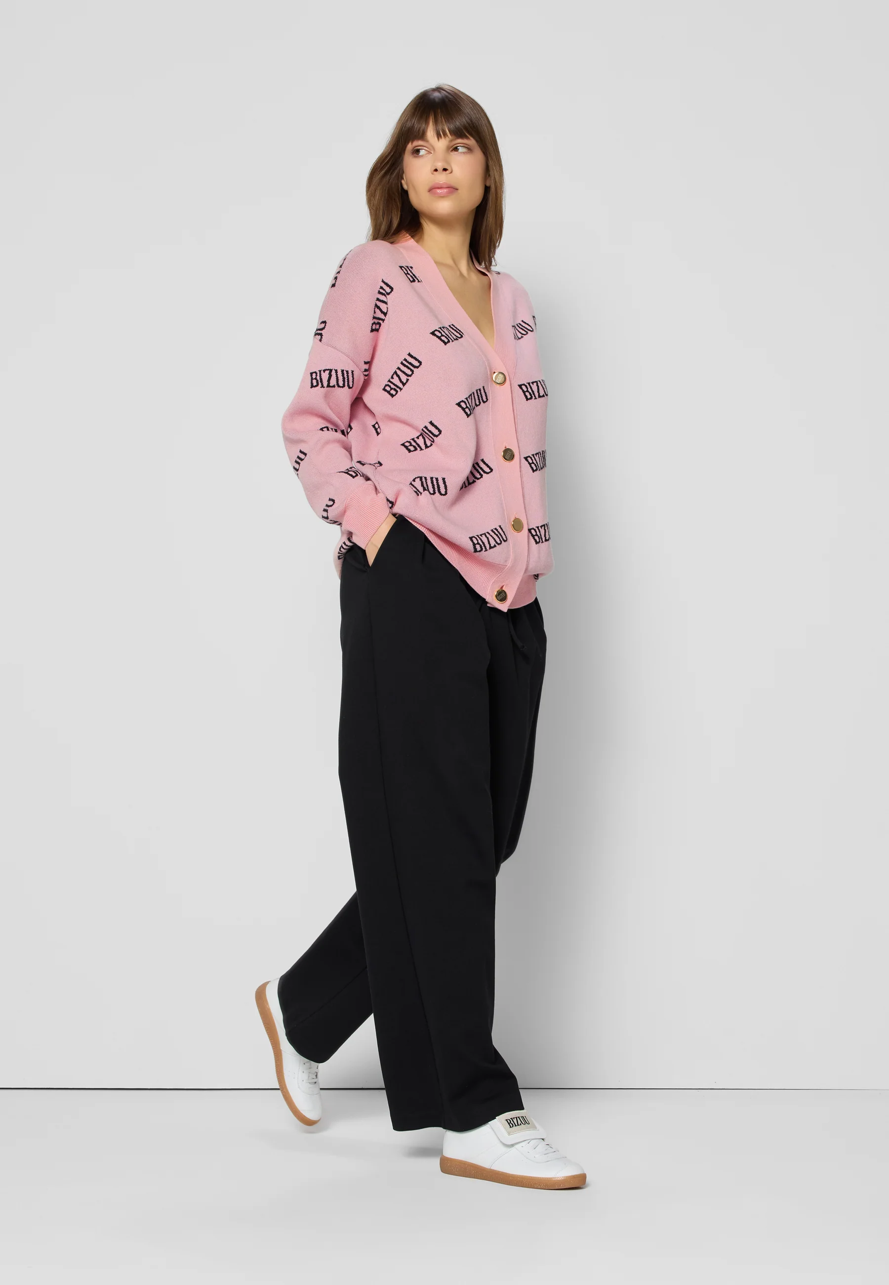 Różowy kardigan oversize zapinany na guziki KYLE - Image 7