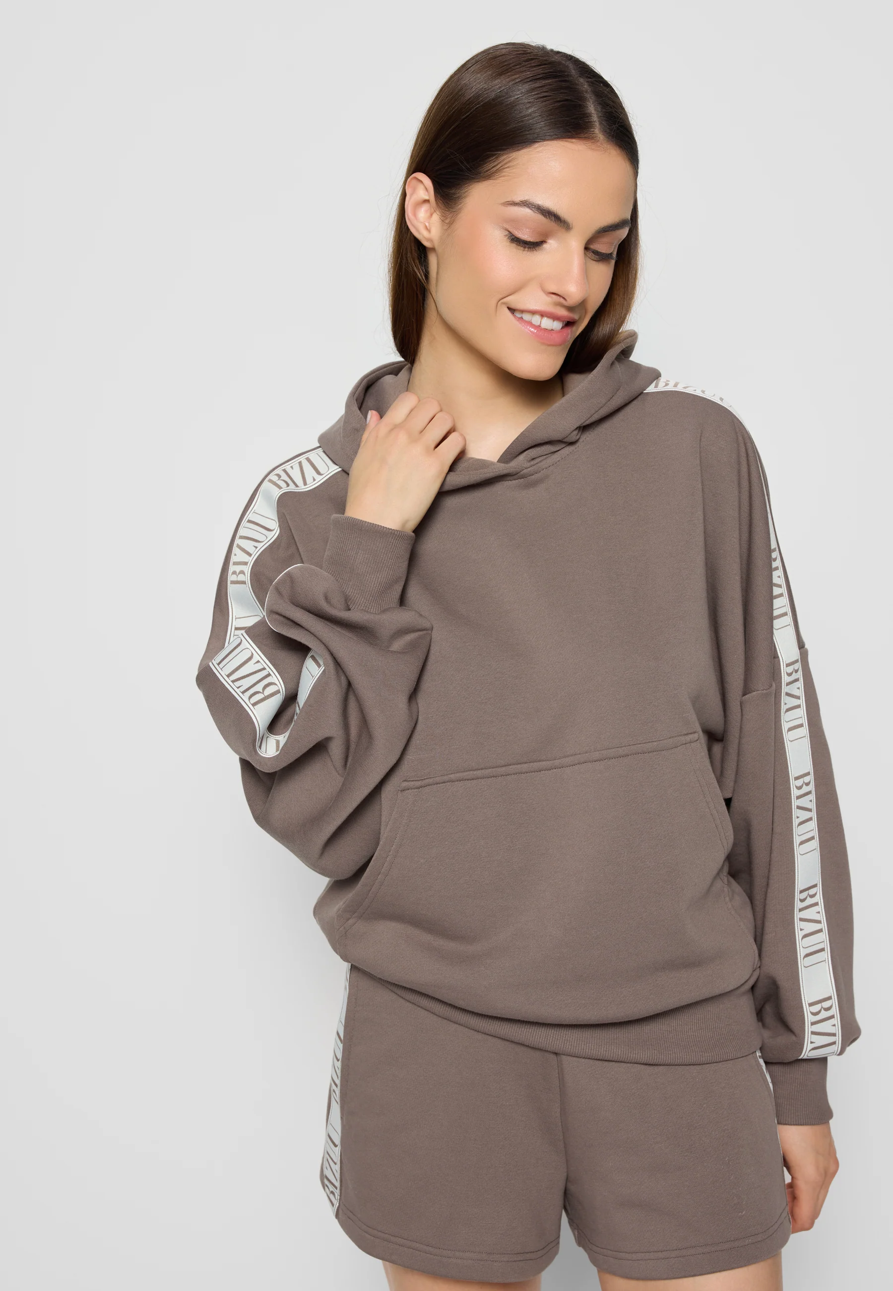Spodenki dresowe z logo THORI taupe - Image 7