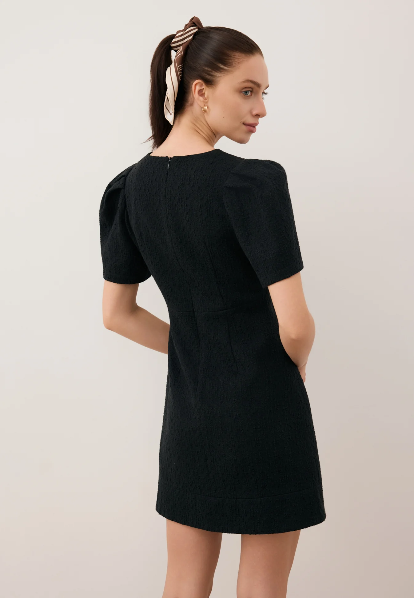 Sukienka mini z tkaniny typu tweed TIBA czarna - Image 7
