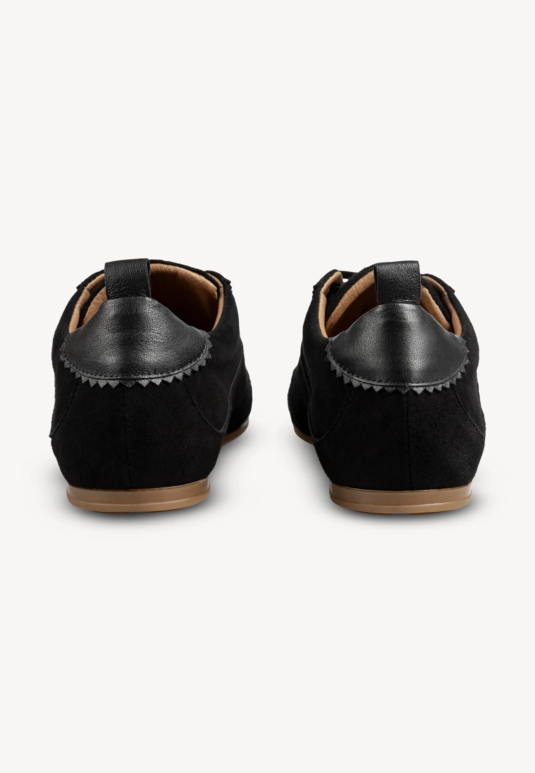 Zamszowe sneakersy damskie LEOLA czarne - Image 4