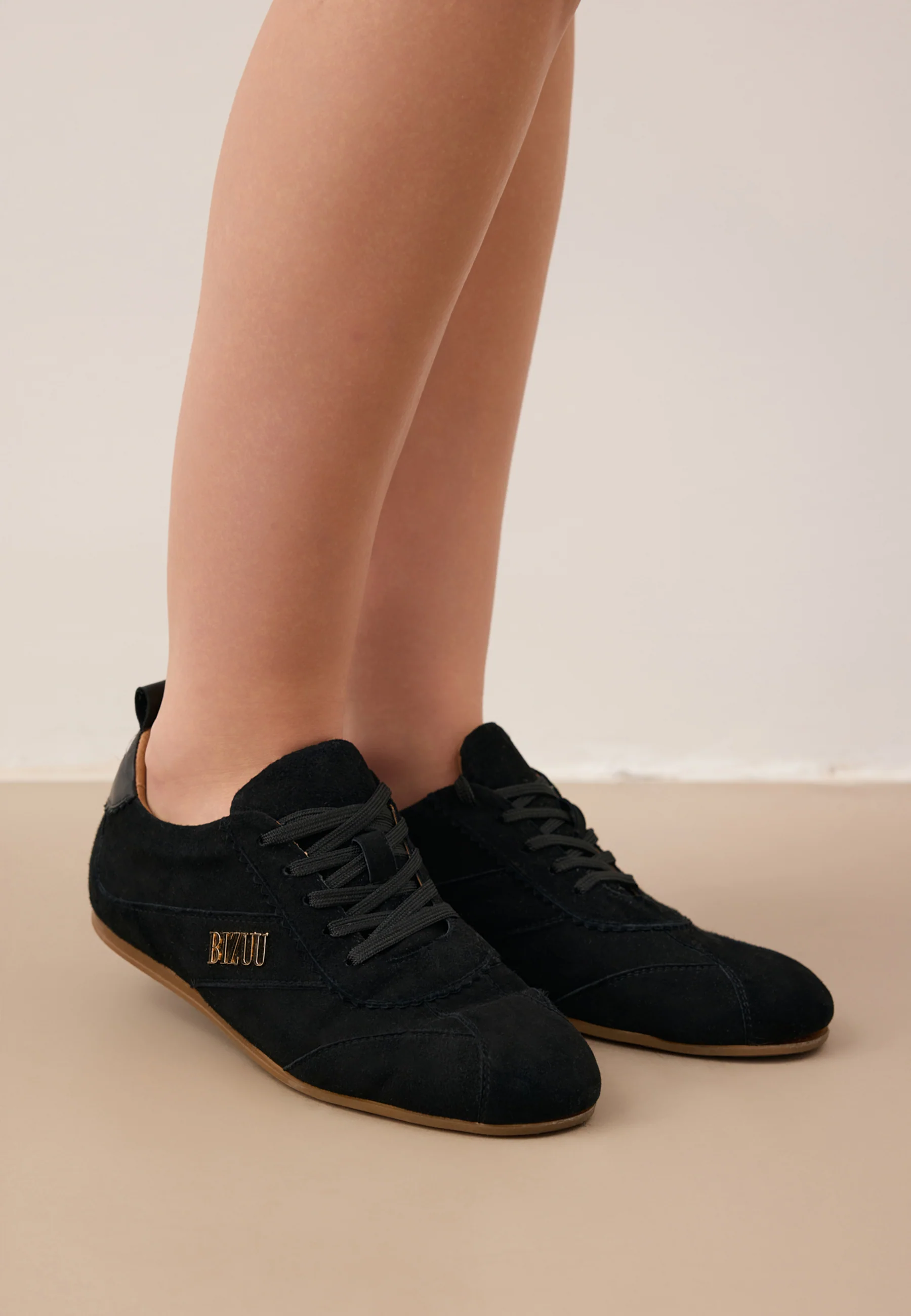 Zamszowe sneakersy damskie LEOLA czarne - Image 7