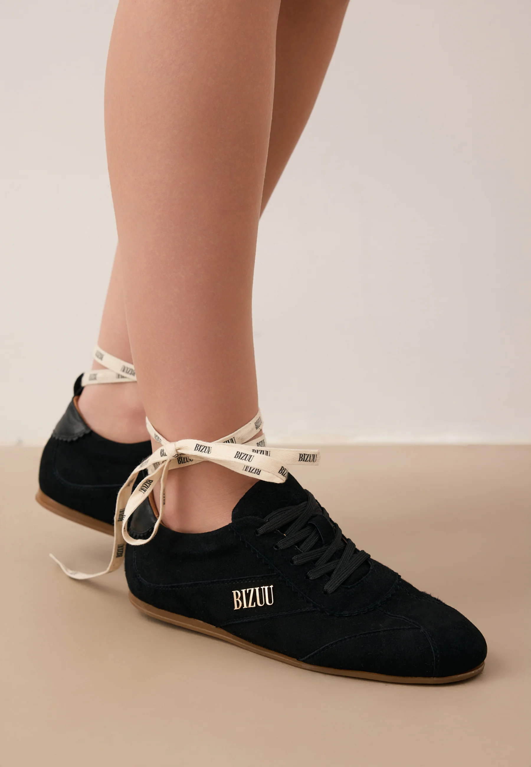 Zamszowe sneakersy damskie LEOLA czarne - Image 8